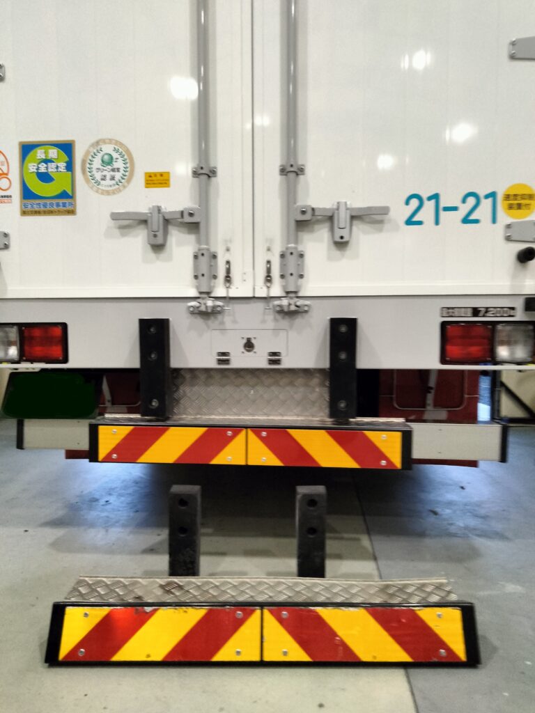 リヤロッカー修理、リヤバンパー交換 - トラック専門 板金・塗装・修理なら名古屋のMS-PIT